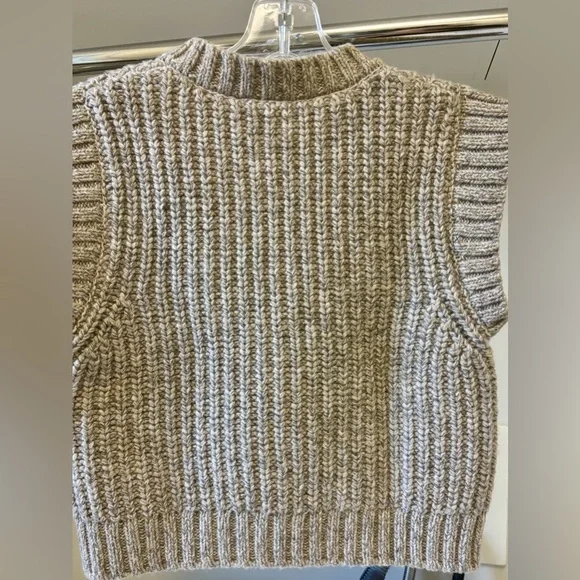 Zara Chunky Knit Round Neck Utility Pocket
Beige Marl Gray Sweater Vest Size S - Picture 11 of 15